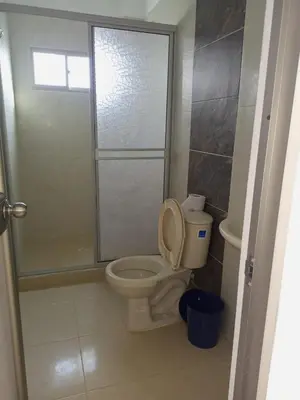 a bathroom with a toilet with the lid up at Apartamentos Mi Reserva OK - Miraluna in Coveñas