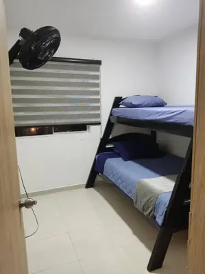 a room with two bunk beds and a window at Apto TORRE PRIMI - Cerca al mar in Cartagena de Indias
