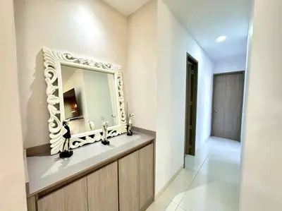 a bathroom with a sink and a mirror on the wall at Moderno e Iluminado Apartamento in Sincelejo