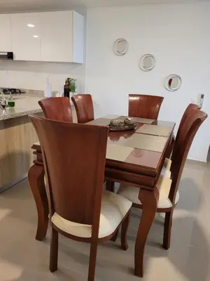 a dining room table with chairs and a kitchen at Apartamento cerca al Mar in Cartagena de Indias