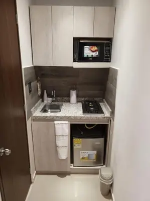 a small kitchen with a sink and a microwave at Apartaestudio 2 en Barranquilla in Barranquilla