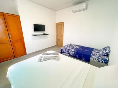 a white room with a bed and a tv at Apartamento Doña Flor in Coveñas