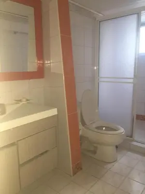 a bathroom with a toilet and a sink at Apartamento en Cartagena, cerca al mar, edificio Nuevo Conquistador in Cartagena de Indias