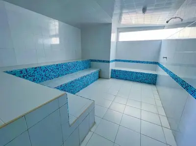a bathroom with a large tub with blue tiles at Apartamento ideal frente al mar con vista espectacular in Cartagena de Indias