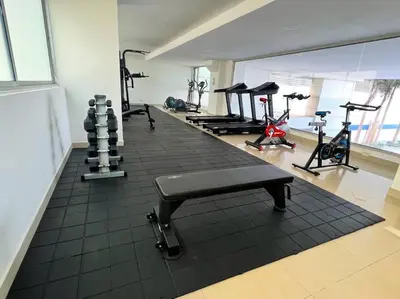 a gym with several treadmills and exercise bikes at Apartamento ideal frente al mar con vista espectacular in Cartagena de Indias