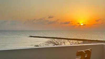 a sunset on the beach with the sun setting over the ocean at Espectacular Ocean view, apartamento de dos cuartos, con vista al mar, en Cartagena de Indias in Cartagena de Indias