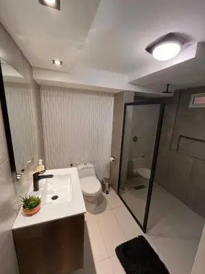 a bathroom with a toilet and a sink and a shower at ¡La mejor Suite! Lujo, ubicación, precio in Barranquilla