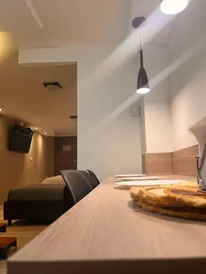 a room with a bed and a table with a pizza on it at ¡La mejor Suite! Lujo, ubicación, precio in Barranquilla