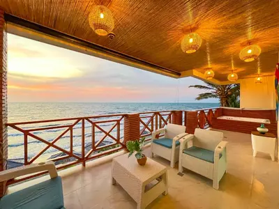 a balcony with chairs and a view of the ocean at Hermosa Suite frente al mar en Tolu-Sucre in San Silvestre