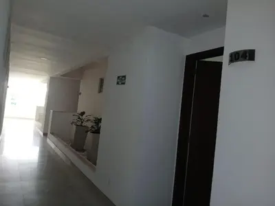 a hallway with white walls and a door with a potted plant at Paraíso Costero Morros Vitri La Boquilla familiar 4 personas in Cartagena de Indias