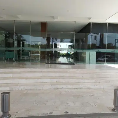 an empty lobby of a building with glass walls at Paraíso Costero Morros Vitri La Boquilla familiar 4 personas in Cartagena de Indias