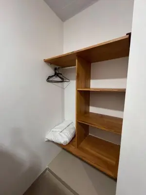 a room with a book shelf with a pillow at Summer - Apartamento Sector La Coquerita in Coveñas