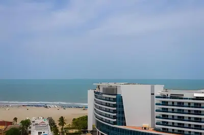 a view of a building and the beach at Apartamento 2 dormitorios Morros Vistas. Piscina in Cartagena de Indias