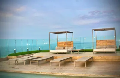a group of benches with a view of the ocean at Apartamento nuevo en cartagena en el cabrero in Cartagena de Indias