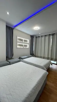 two large beds in a bedroom with a blue ceiling at Cabaña Villa Linda in Juan de Acosta