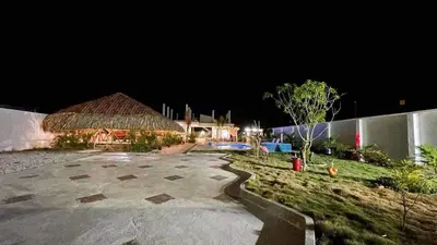 a night view of a yard with a building at Cabaña Villa Linda in Juan de Acosta