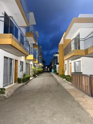 an empty street between two apartment buildings at Apto PB Palmar de los vientos in San Bernardo del Viento