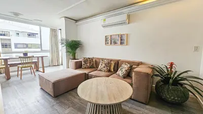 a living room with a couch and a table at El Laguito Cartagena - Apartamento 2 habitaciones acceso directo a playa in Cartagena de Indias