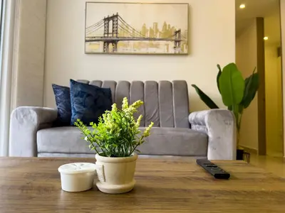 a living room with a couch and a table at Lujoso apartamento cerca al Aeropuerto y Ciudad Amurallada in Cartagena de Indias