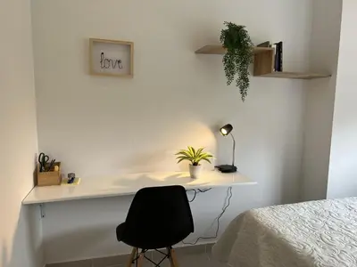 a white desk with a chair in a bedroom at Lujoso apartamento cerca al Aeropuerto y Ciudad Amurallada in Cartagena de Indias
