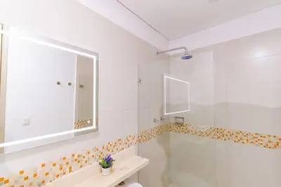 a white bathroom with a tub and a shower at U-GO Palmetto Beach - Lujo Frente al Mar in Cartagena de Indias