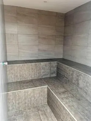 a bathroom with a large shower with a tiled floor at Apartamento Duplex en Barranquilla in Barranquilla