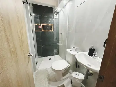 a bathroom with a toilet and a shower and a sink at Apto nuevo al lado de la UNorte, 10 Min Buena vista Grav vista in Barranquilla