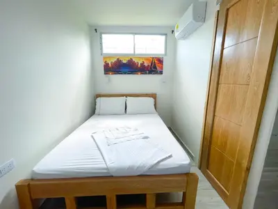 a small bed in a room with a window at Apartamento Villa Carolina 102 in Coveñas