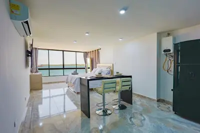 a bedroom with a bed and a desk and a window at Lujoso apartamento con vista al mar in Cartagena de Indias