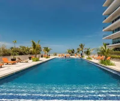 a large swimming pool next to a building at Morros 3 con salida al mar y Piscina in Cartagena de Indias