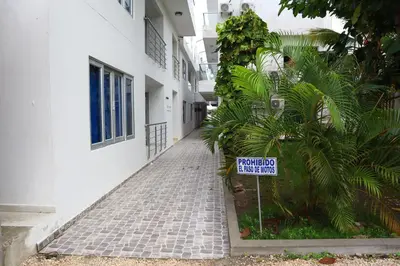 a street sign in front of a white building with a street sign at Apartamento Villa Carolina 101 in San Antero