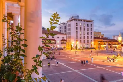 a group of people on a tennis court in a city at Casa en la mejor plaza de la ciudad vieja in Cartagena de Indias