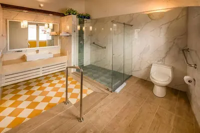 a bathroom with a shower and a sink and a toilet at Casa en la mejor plaza de la ciudad vieja in Cartagena de Indias