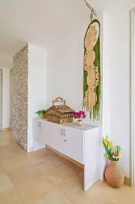 a room with a table with a basket and a wall at Sensacional! Apartamento Cartagena Morros SeaWay in Cartagena de Indias
