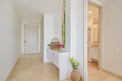 a hallway with a mirror and a vase of flowers at Sensacional! Apartamento Cartagena Morros SeaWay in Cartagena de Indias