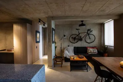 a living room with a couch and a bike on the wall at Encantador apartamento de diseño con hermosas vistas en Ciudad Mallorquín in Puerto Colombia