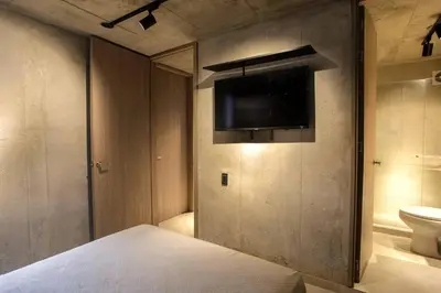 a bedroom with a bed and a tv on the wall at Encantador apartamento de diseño con hermosas vistas en Ciudad Mallorquín in Puerto Colombia