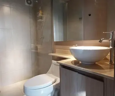a bathroom with a white sink and a toilet at Encantador apartamento de diseño con hermosas vistas en Ciudad Mallorquín in Puerto Colombia