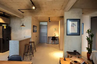 a room with a kitchen and a living room at Encantador apartamento de diseño con hermosas vistas en Ciudad Mallorquín in Puerto Colombia