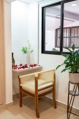 a rattan bench in a room with a window at Casa Mishka Hotel Boutique Habitación #105 Nuevo Cartagena in Cartagena de Indias