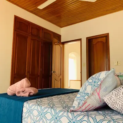 a bed with two towels on it in a room at Hostel Cerca al Centro Histórico in Cartagena de Indias