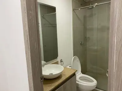 a bathroom with a toilet and a sink and a shower at Apartamento 414 en Ocean Drive - Crespo Cerca al Mar in Cartagena de Indias