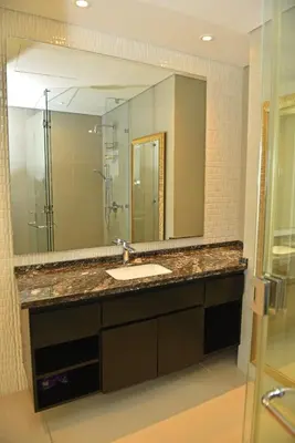 a bathroom with a sink and a large mirror at Apartamentos en Edificio H2 Bocagrande Cerca al Mar in Cartagena de Indias
