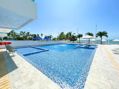 a large swimming pool next to a beach at Magico Apartaemento Frente al Mar 4 Habitaciones E92 in Coveñas