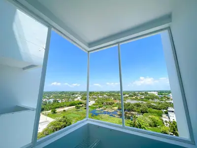 a room with two large windows in a house at Magico Apartaemento Frente al Mar 4 Habitaciones E92 in Coveñas