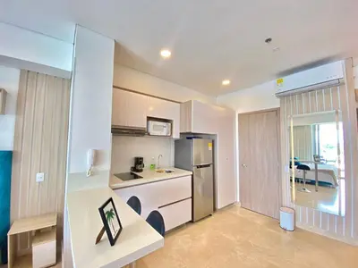a small kitchen with a counter and a refrigerator at Hermoso Aparta Suite en Crespo a 5 minutos caminando del aeropuerto primera línea Mar in Cartagena de Indias