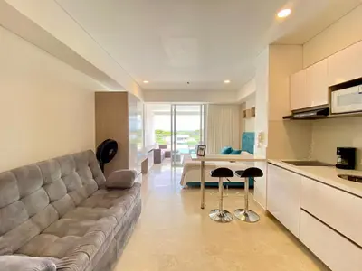 a living room with a couch and a table at Hermoso Aparta Suite en Crespo a 5 minutos caminando del aeropuerto primera línea Mar in Cartagena de Indias