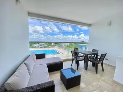 a living room with a couch and a table and chairs at Hermoso Aparta Suite en Crespo a 5 minutos caminando del aeropuerto primera línea Mar in Cartagena de Indias
