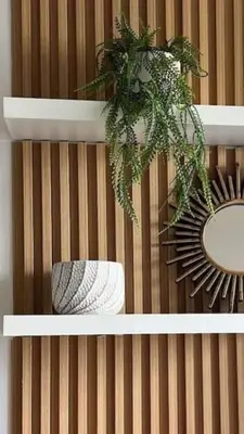 a shelf with a plant on a striped wall at Appartement neuf centre Cartagena la matuna in Cartagena de Indias