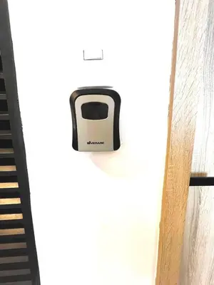 a toaster on a wall next to a keyboard at Appartement neuf centre Cartagena la matuna in Cartagena de Indias